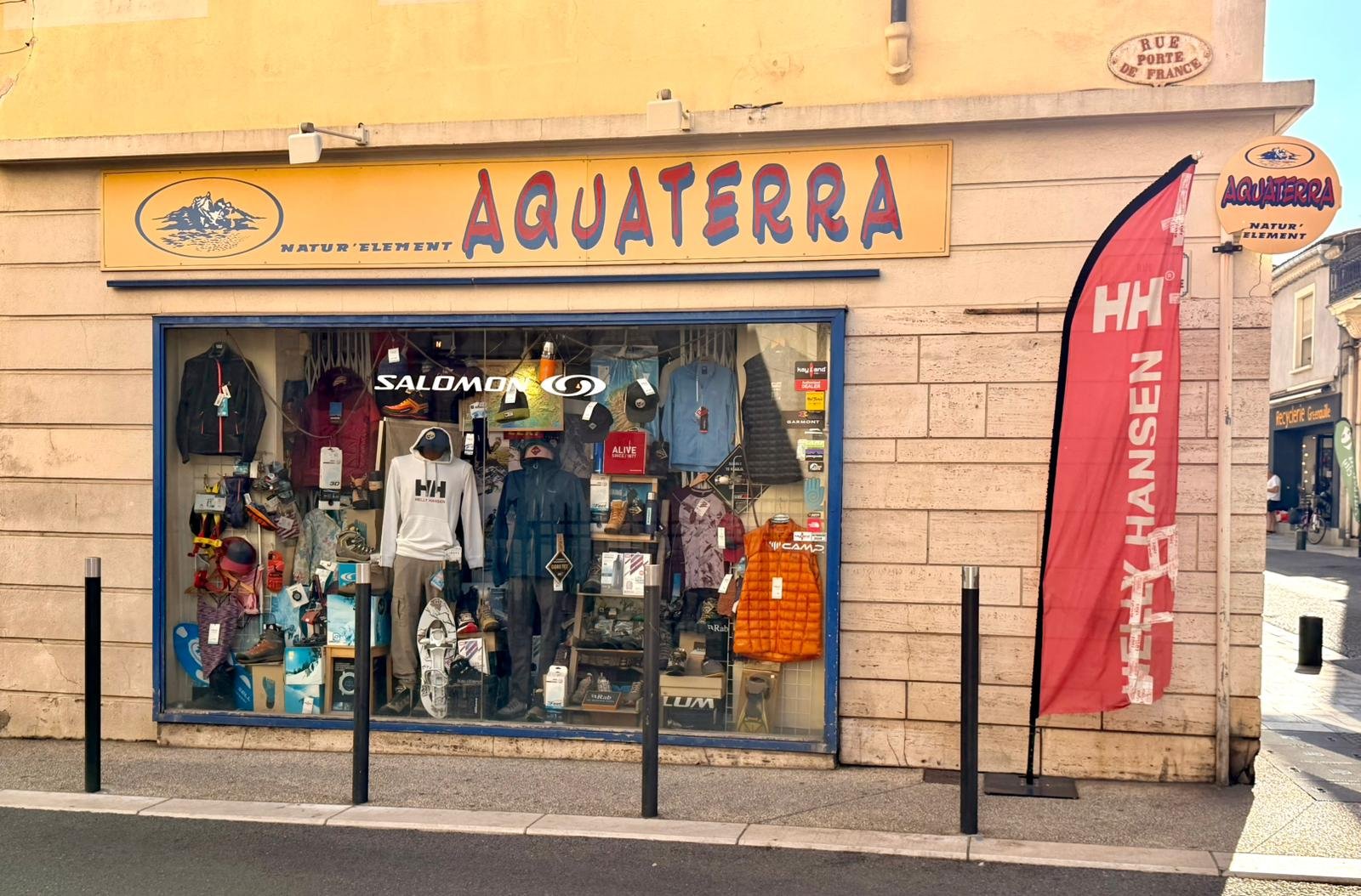 Vitrine du magasin Aquaterra à Nîmes